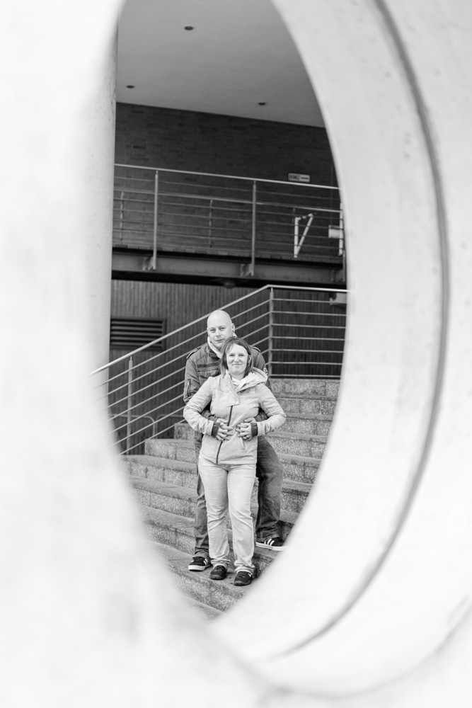 Paarshooting am Hamburger Hafen bei Regen mit Heiratsantrag